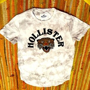 men’s hollister jaguar embroidered tee.  non smoking home - great shape! size M.